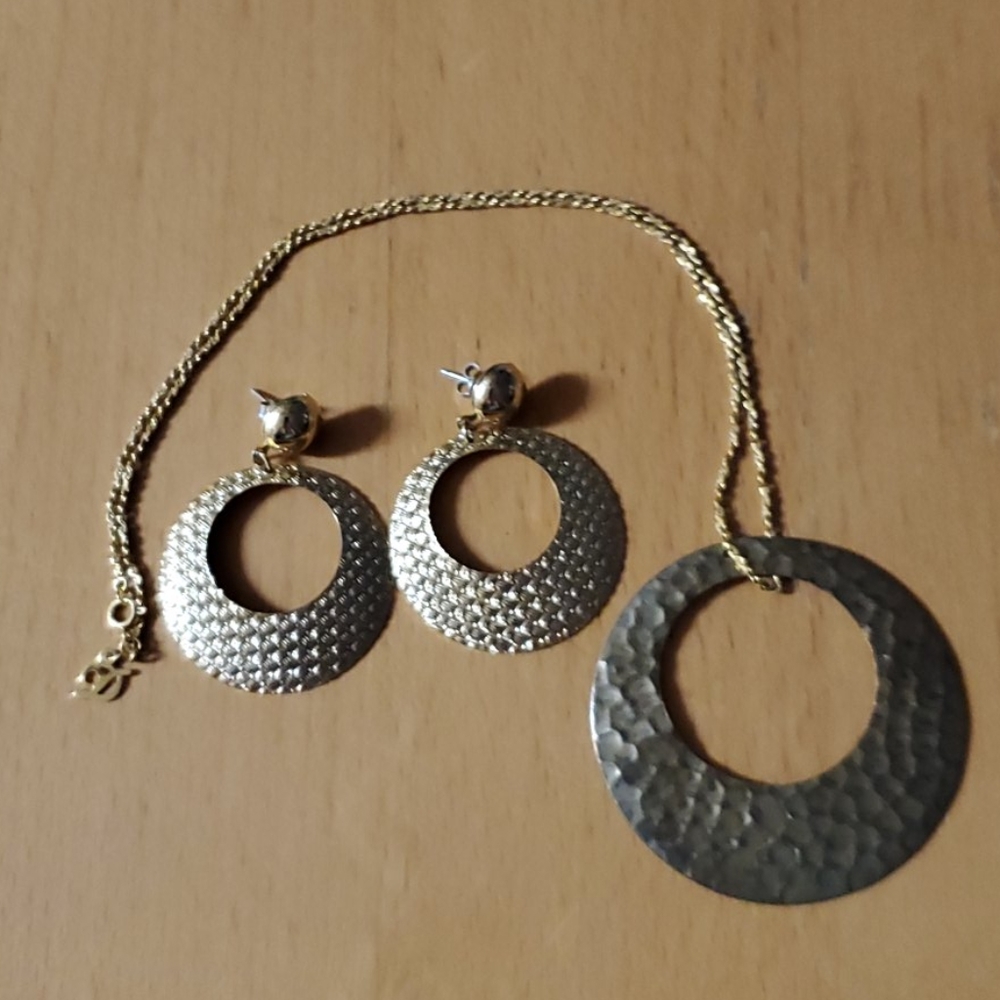 Gold tone pendant necklace